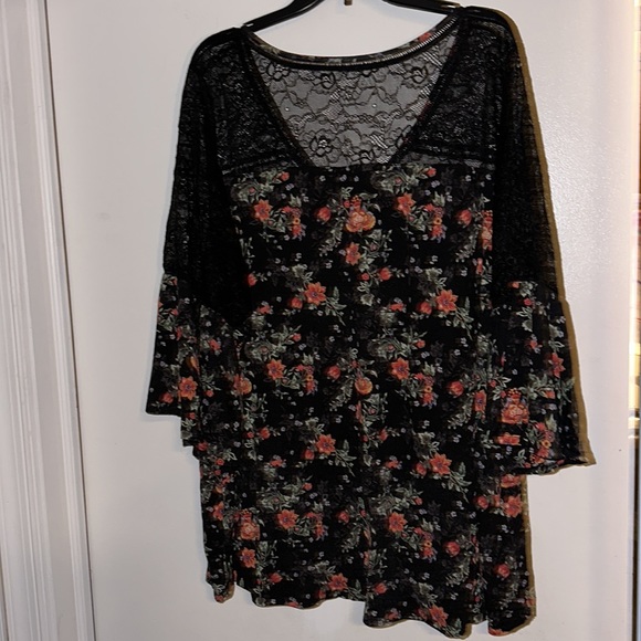 Floral top with lace detail and 3/4 bell sleeves torrid size 4 - Picture 4 of 4